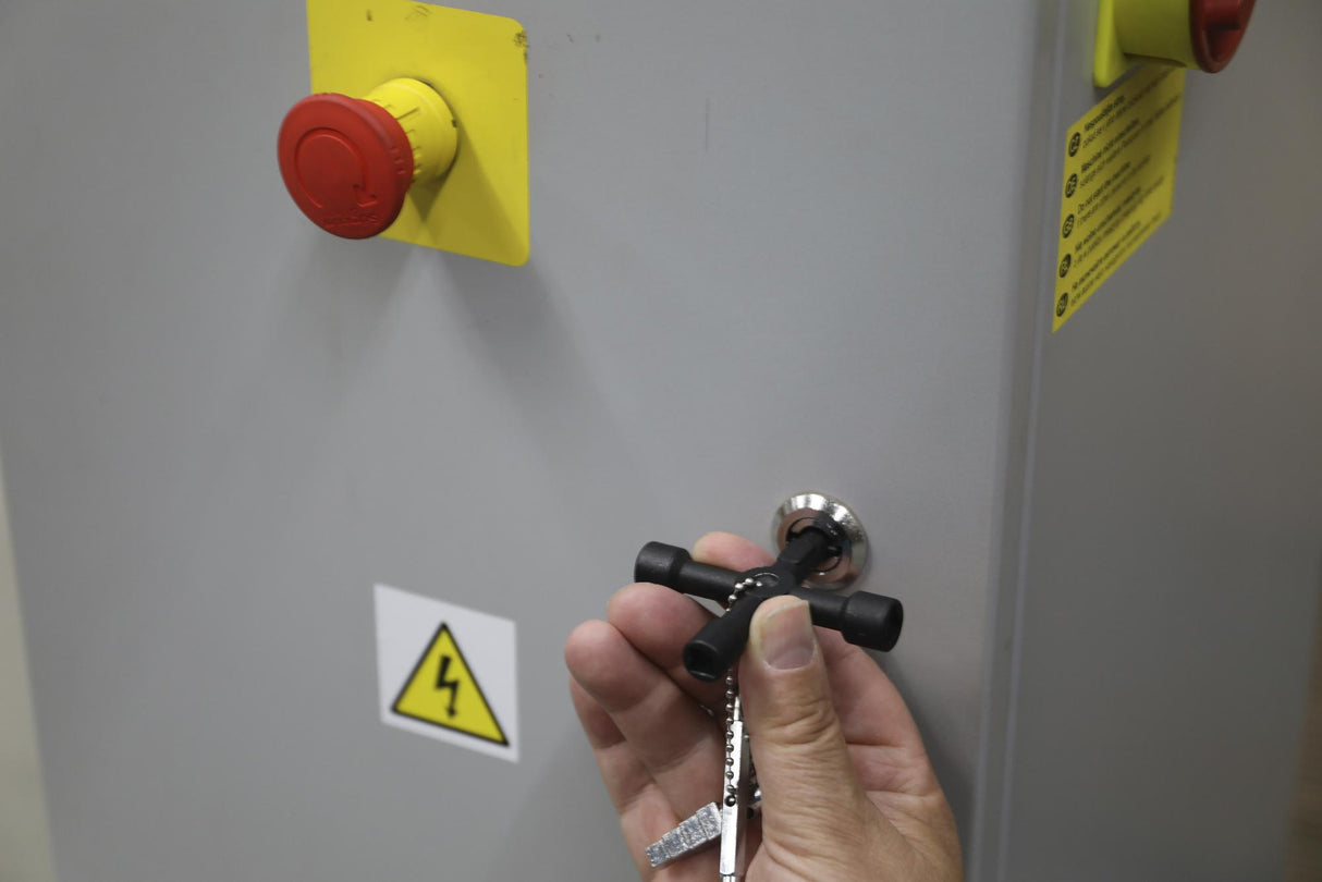UNIVERSAL SWITCHBOARD KEY (9805)