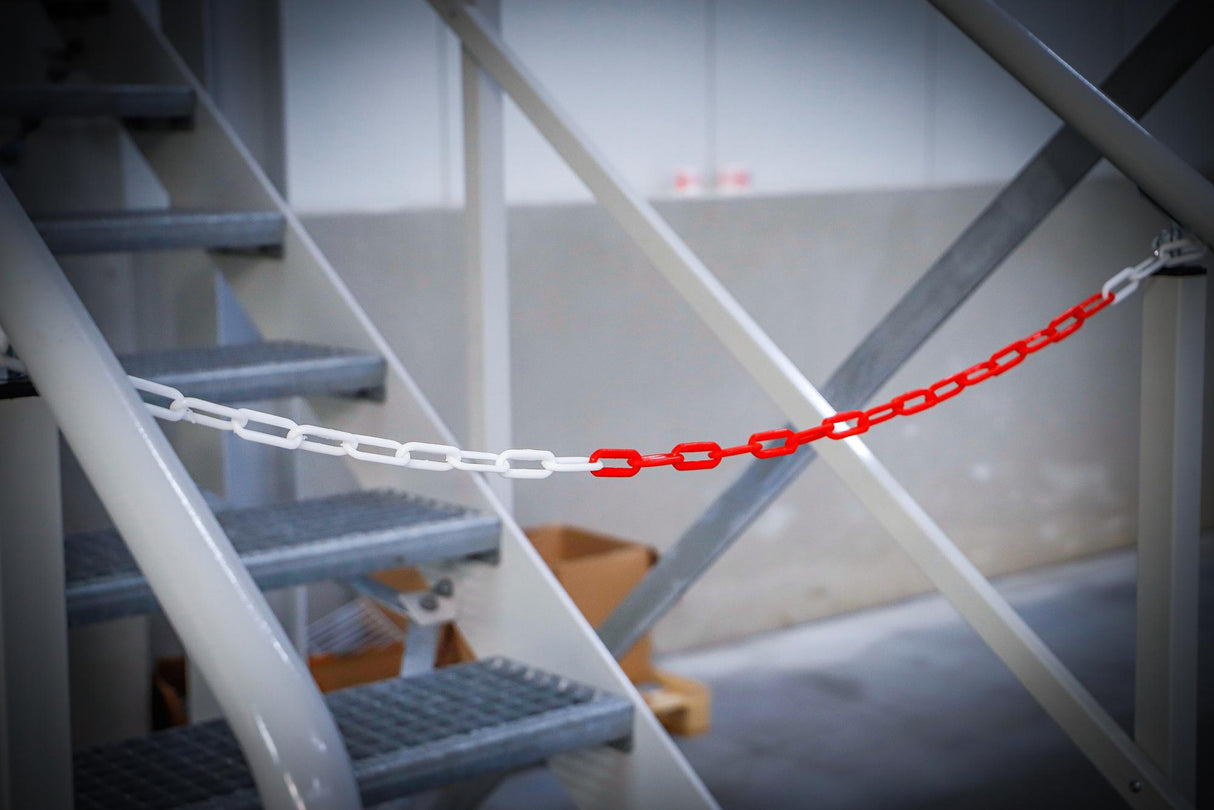 BARRIER CHAIN | RED AND WHITE | PLASTIC | 5 M (80809)