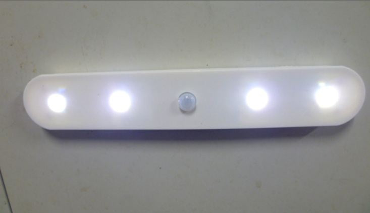 FLOODLIGHT/LAMP WITH 4 LED AND 2 MAGNETS, MOTION SENSOR WITH 90 SENSITIVITY ANGLE (JR-147)