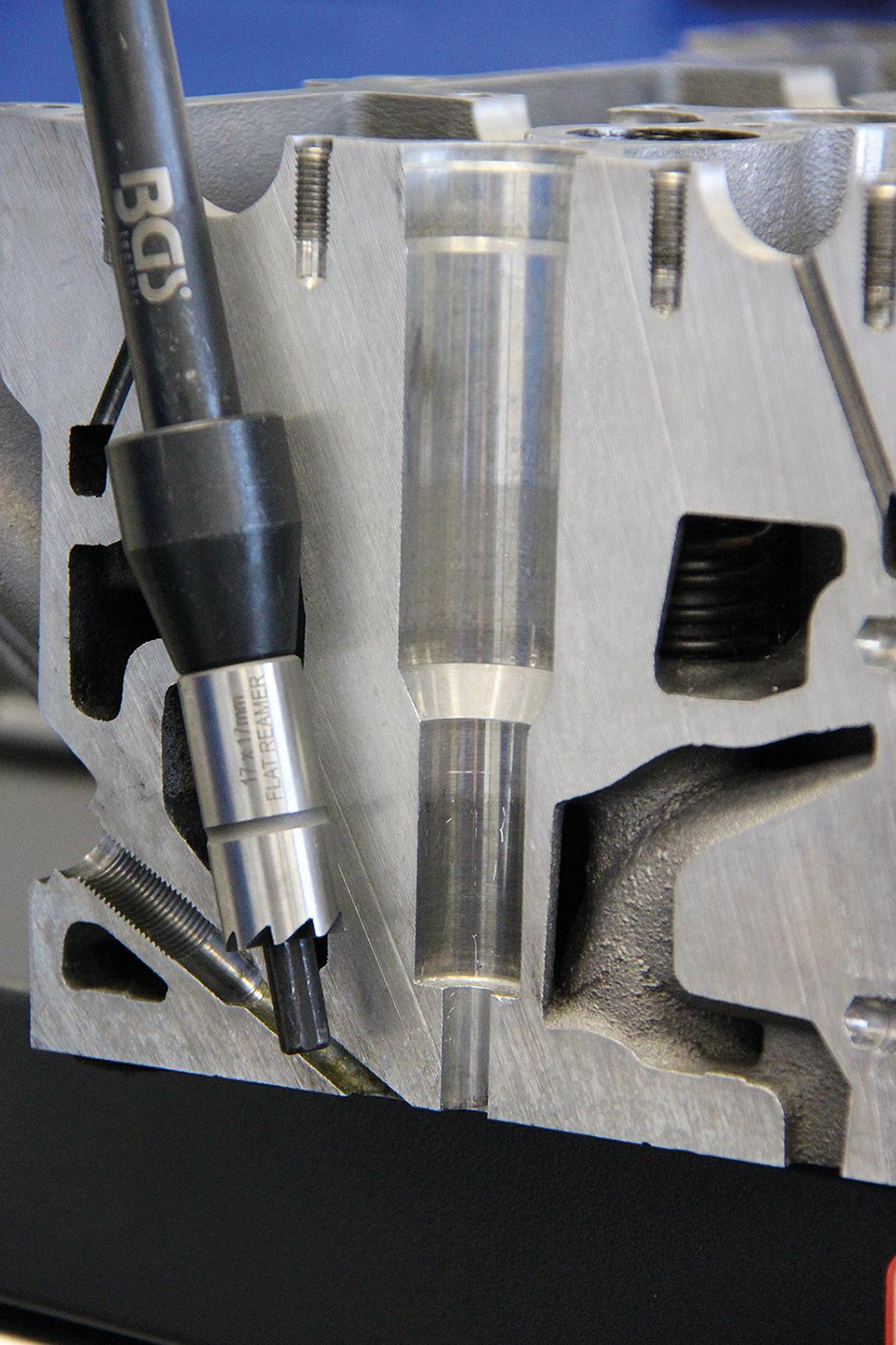 INJECTOR SEALING SEAT AND MANHOLE CLEANING SET (8723)