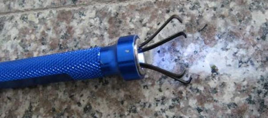 FLEXIBLE MAGNET 610 MM WITH LED DIODE AND RETRACTABLE GRABBER (SK25293)