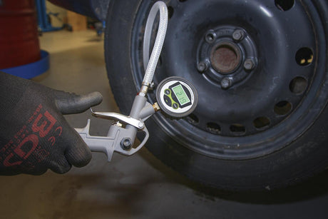 PISTOL-GRIP AIR INFLATOR | DIGITAL | 0 - 8 BAR (6794)