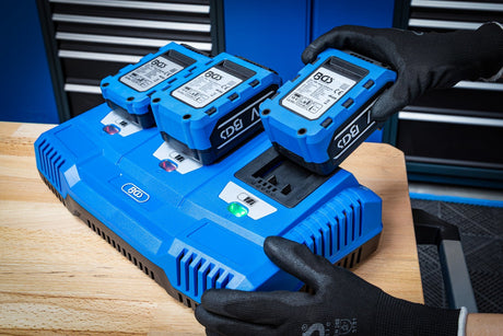 TRIPLE 18V BATTERY CHARGING STATION | 3 × 2.5 A | 21V (7385)