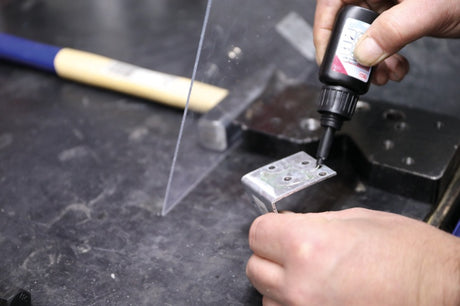 SPECIAL SUPER GLUE | "2-IN-1" | MEDIUM VISCOSITY | BOTTLE 20 G | UV LAMP (80611)